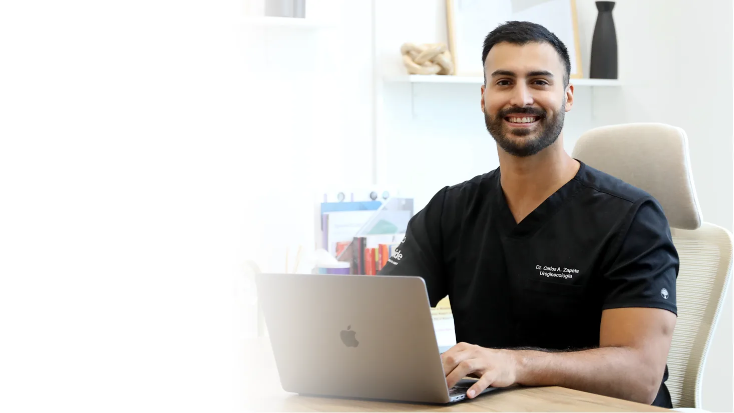 Dr. Carlos A. Zapata Caballero, uroginecólogo, en su consultorio en Mérida