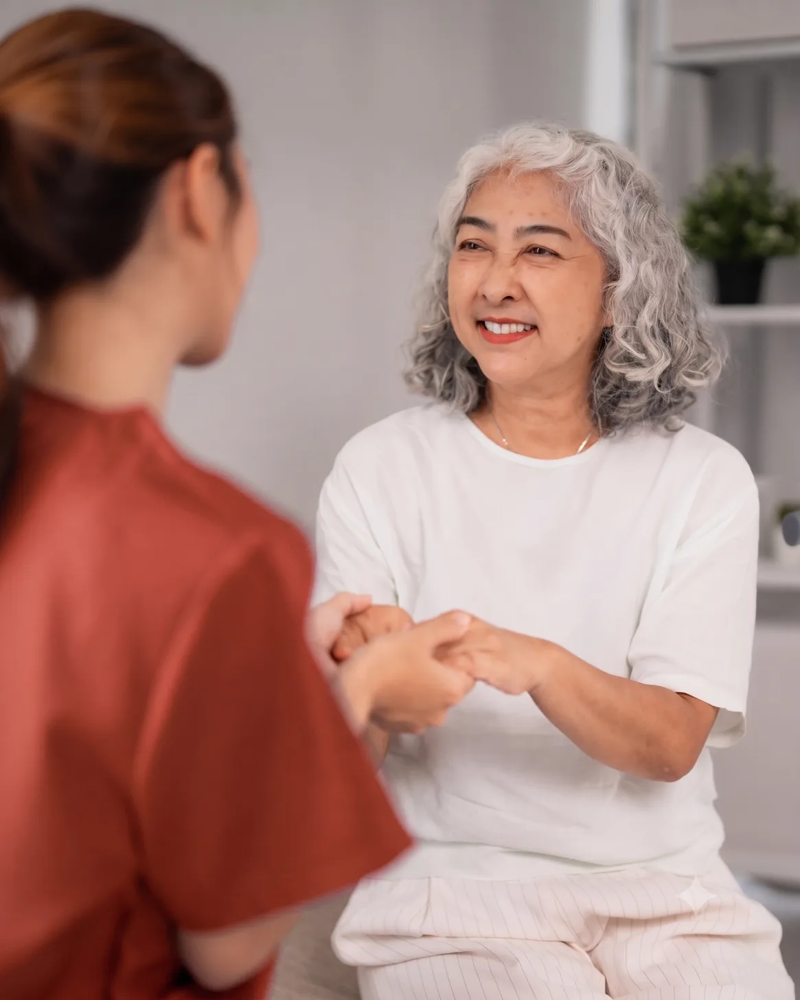 Especialista tomando las manos de una paciente durante la consulta de uroginecología